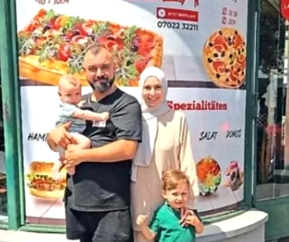 Ali Sak mit Familie vor Hoagie's in Nürtingen