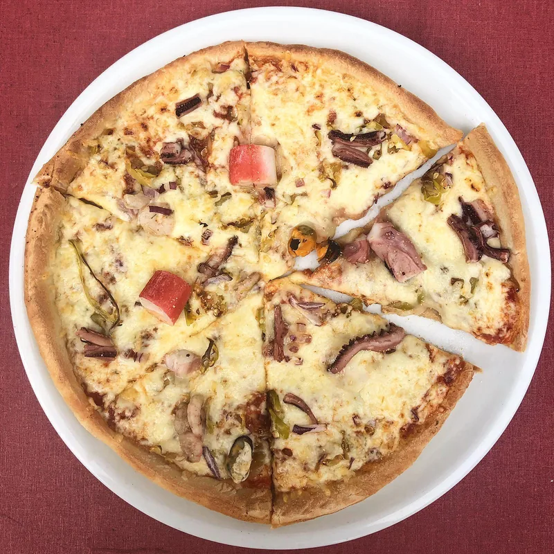 Pizza mit Feta und Rucola