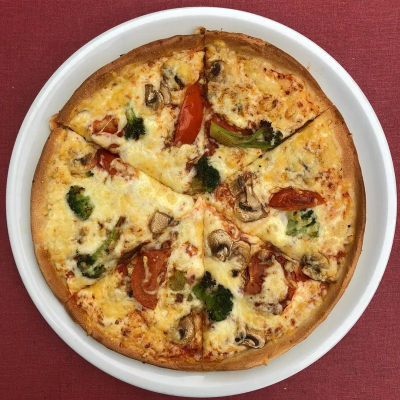 Gemüse-Pizza mit Brokkoli und Champignons